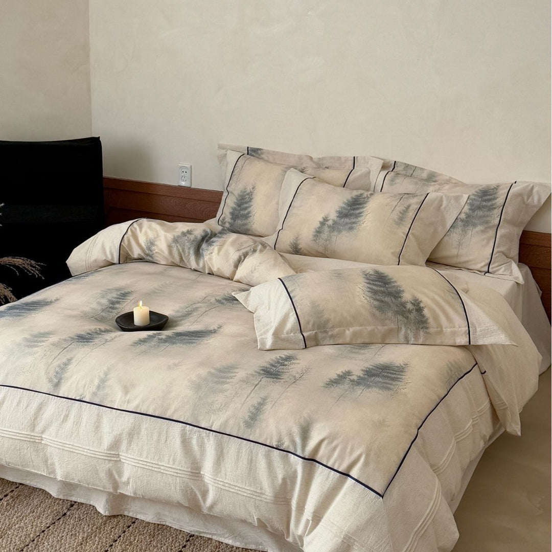 Bettwäsche-Garnitur aus hochwertigem Baumwollsatin mit dezenter Wald-Aquarell‑Bedruckung und Kontrastpaspel