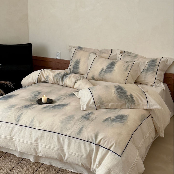 Bettwäsche-Garnitur aus hochwertigem Baumwollsatin mit dezenter Wald-Aquarell‑Bedruckung und Kontrastpaspel