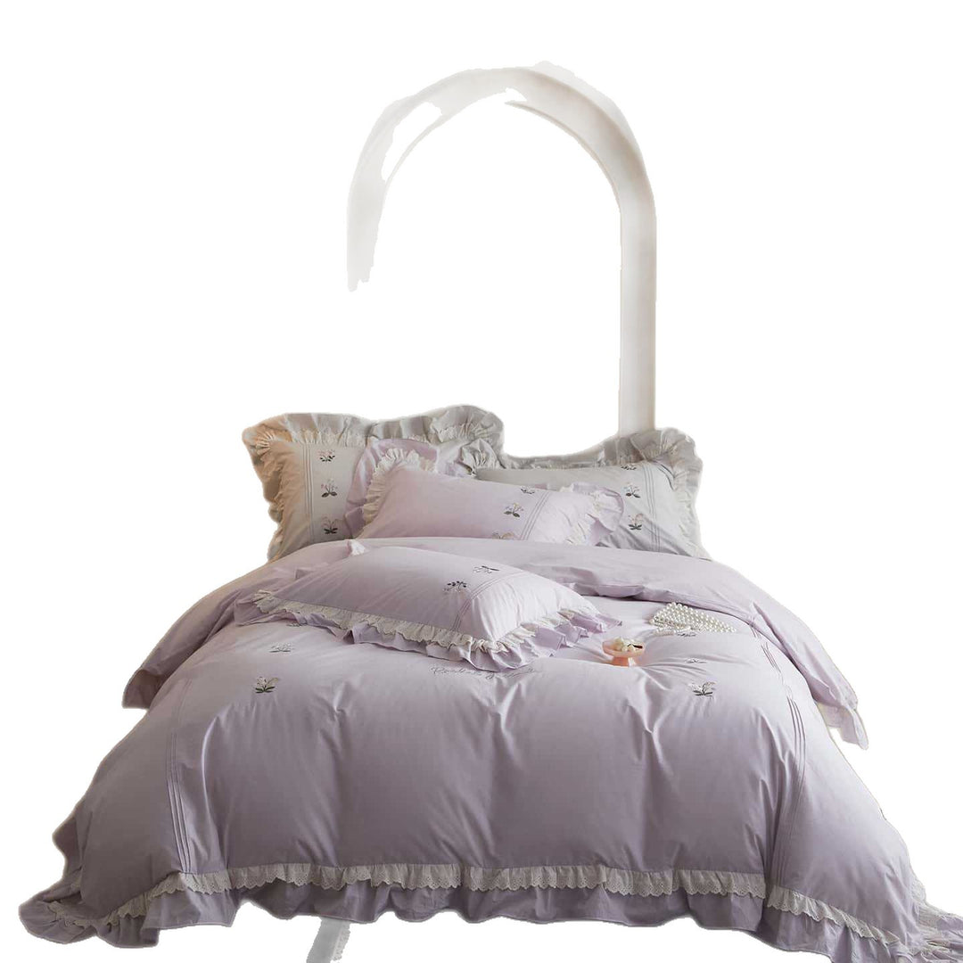 Bettwäsche-Set aus feinem Baumwoll-Sateen mit zarter Blumenstickerei, doppeltem Rüschenvolant und Spitzenbordüre