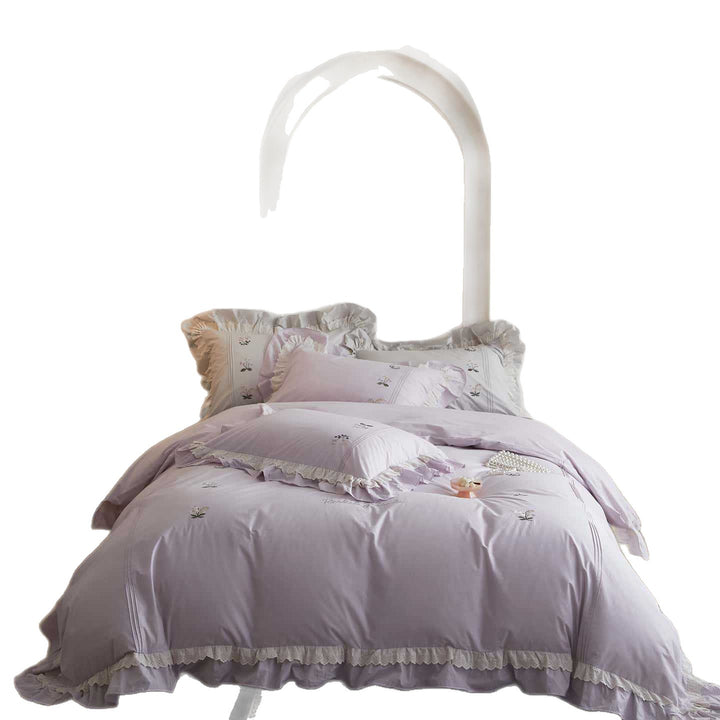 Bettwäsche-Set aus feinem Baumwoll-Sateen mit zarter Blumenstickerei, doppeltem Rüschenvolant und Spitzenbordüre