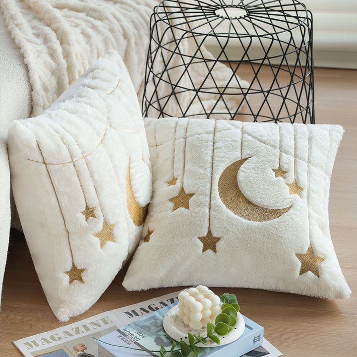 Quadratischer Kunstfell-Kissenbezug mit goldgesticktem Mond-und-Stern-Design und softem Innenfutter Karnz