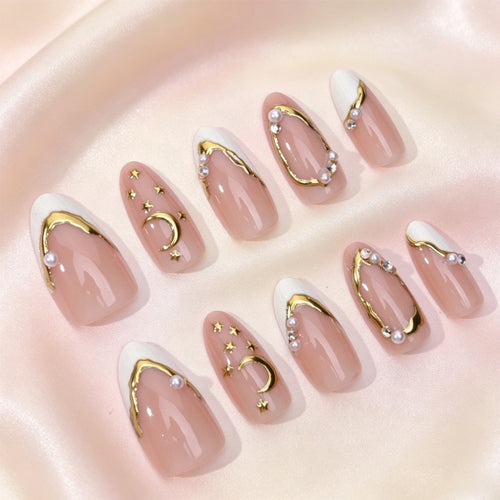 Exquisites Kunstnagelset mit feinen 3D-Verzierungen und eleganten Akzenten Karnz