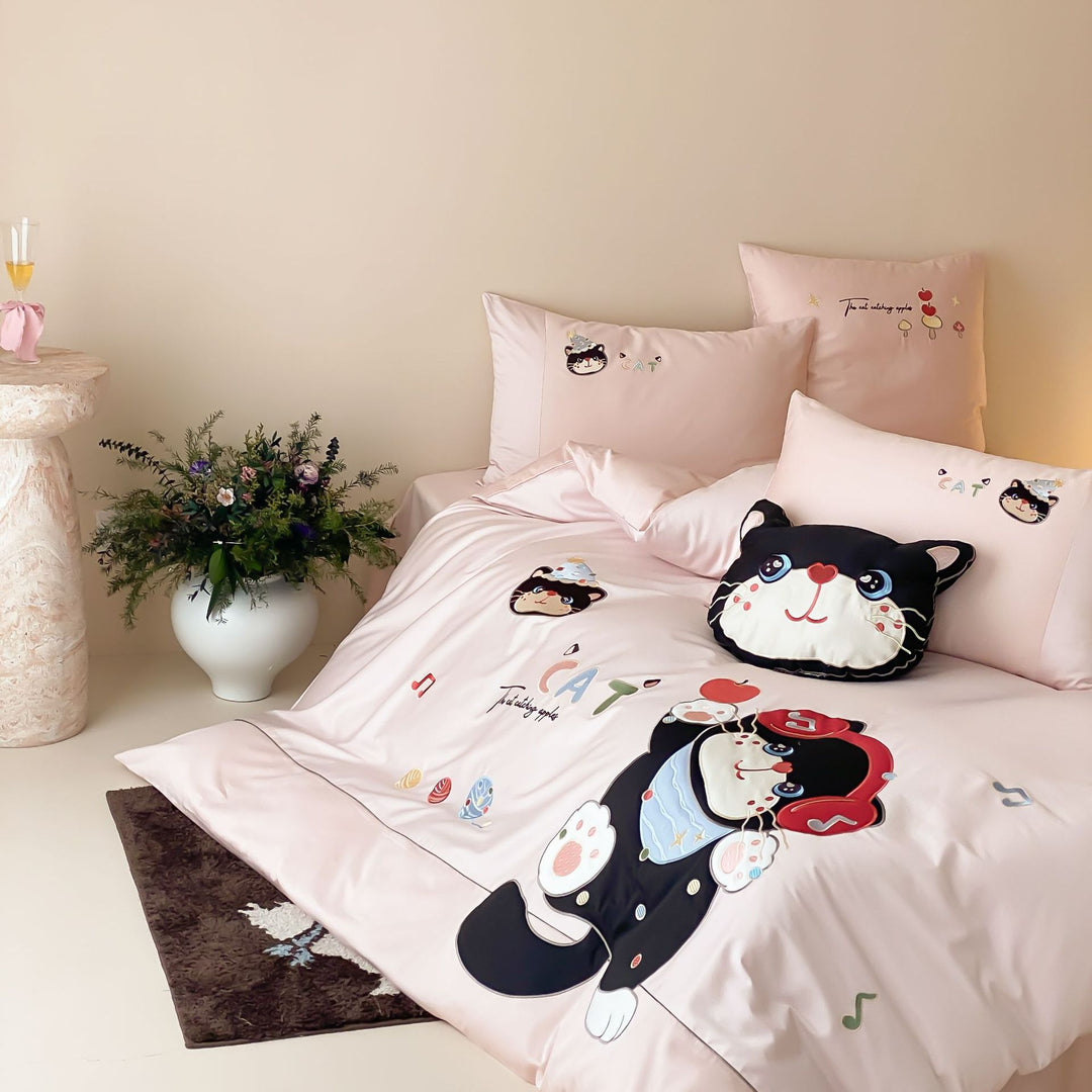 Bettwäsche-Set mit appliziertem Katzenmotiv und Kuschelkissen