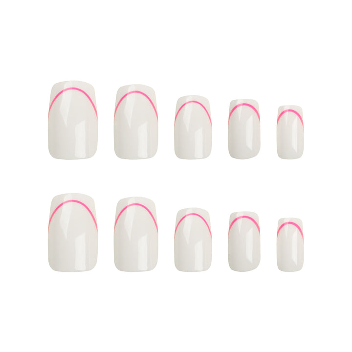 Stilvolle Kunstnägel mit elegantem French-Tip und modernen Akzenten Karnz