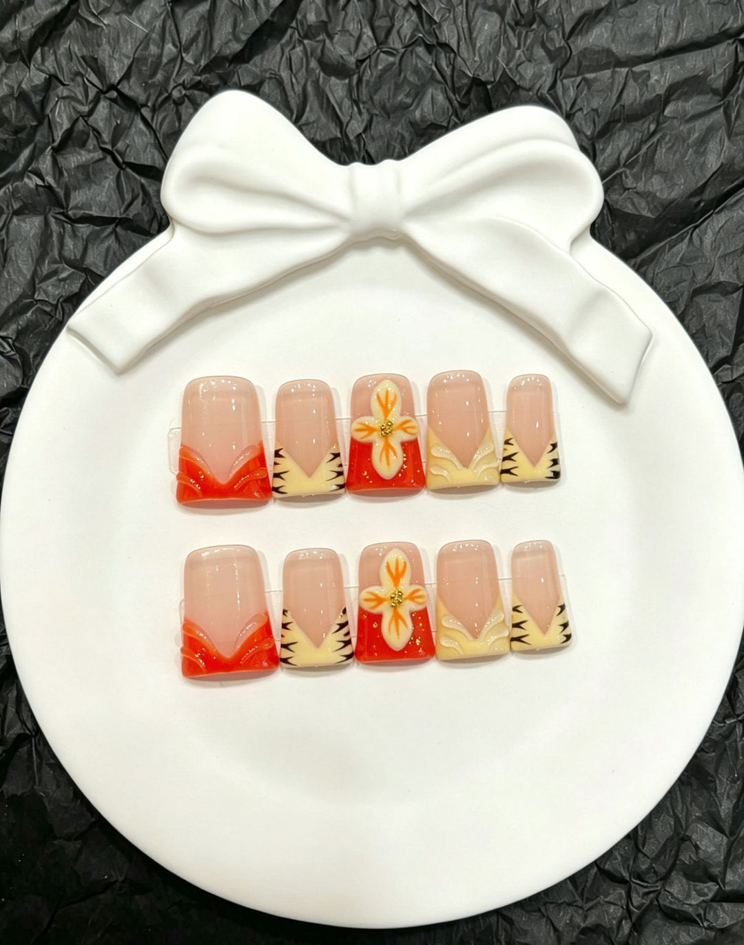 Dekoratives Press-On Nail Art Set mit floralen und Insektenakzenten