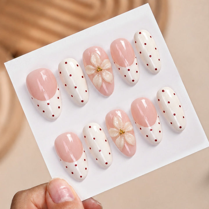 Kunstnagelset mit eleganten Blumen- und Punkten Karnz