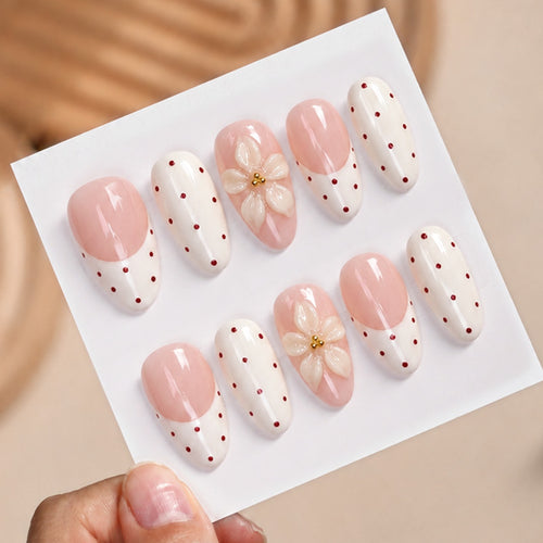 Kunstnagelset mit eleganten Blumen- und Punkten Karnz