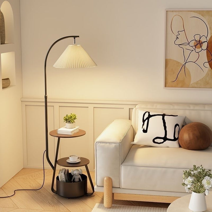 Moderne verstellbare Stehlampe mit integriertem Tisch