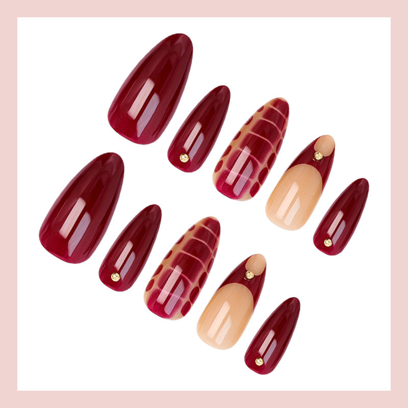 Kunstnagelset mit eleganten goldenen Akzenten und trendigem Design Karnz