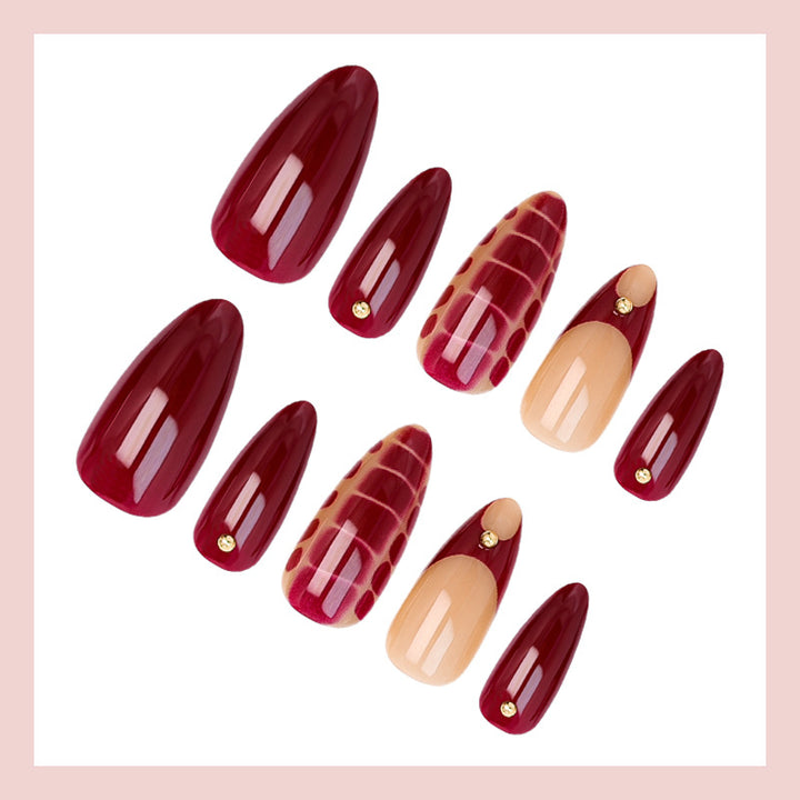 Kunstnagelset mit eleganten goldenen Akzenten und trendigem Design Karnz