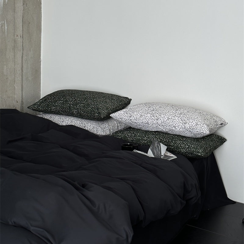 Modernes Satin-Bettwäsche-Set mit Steppdecke-Optik und gemusterten Kissenhüllen