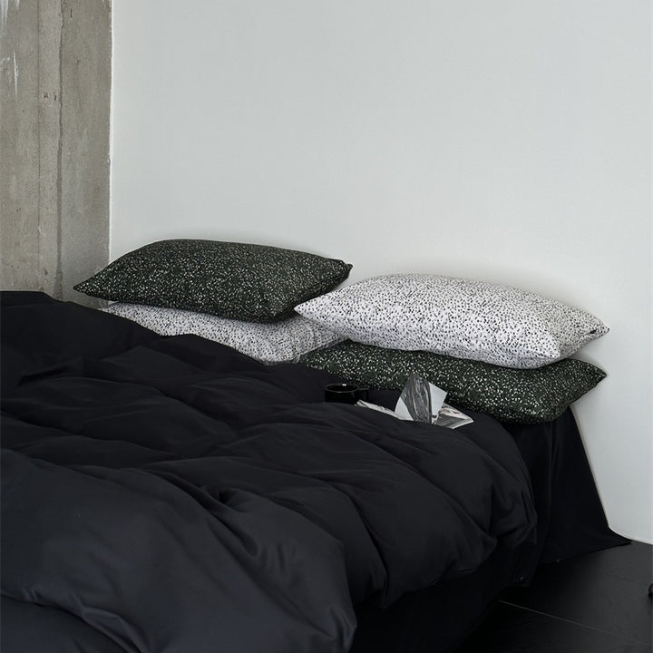Modernes Satin-Bettwäsche-Set mit Steppdecke-Optik und gemusterten Kissenhüllen