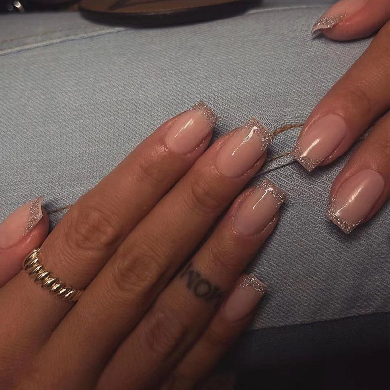 Elegante und Glamouröse Nagelverlängerungen Karnz