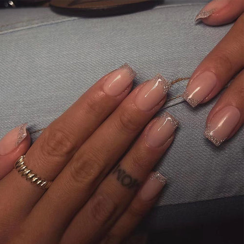 Elegante und Glamouröse Nagelverlängerungen Karnz
