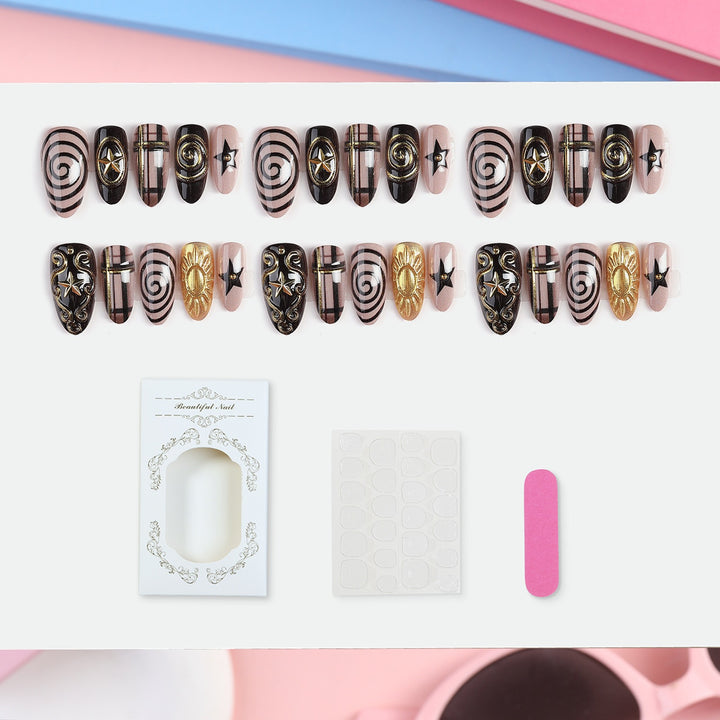 Kunstnagelset mit glamourösen 3D-Verzierungen und stilvollen Akzenten Karnz