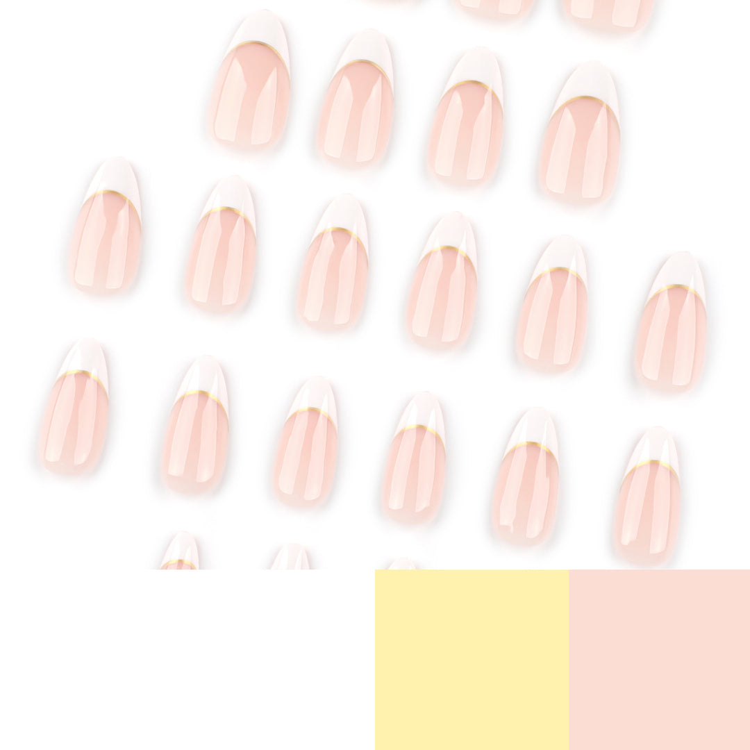 Kunstvolle French-Tip Nägel mit Goldakzenten Karnz