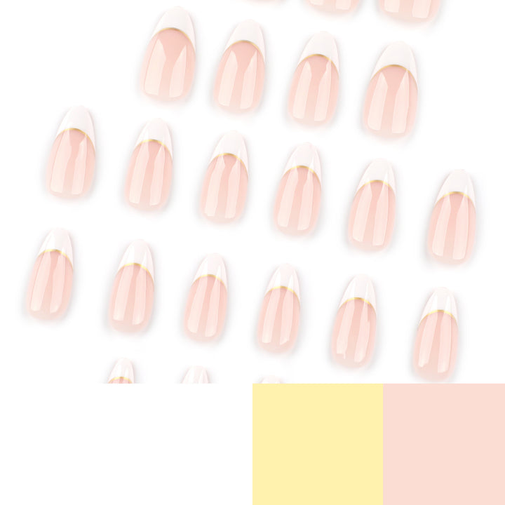 Kunstvolle French-Tip Nägel mit Goldakzenten Karnz