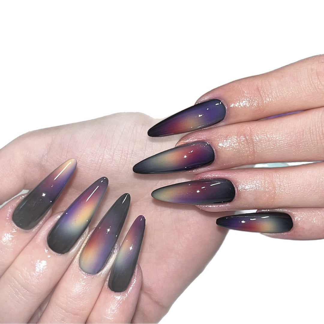 Kunstnagelset mit modernem Ombre-Effekt Karnz