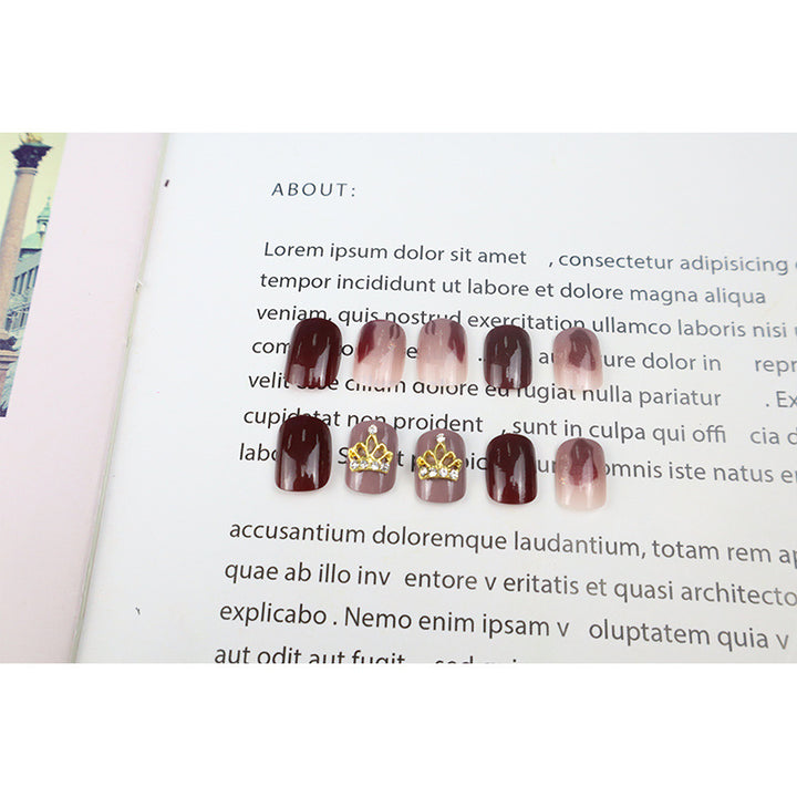 Dekoratives Press-On-Nagelset mit eleganten Kronenakzenten