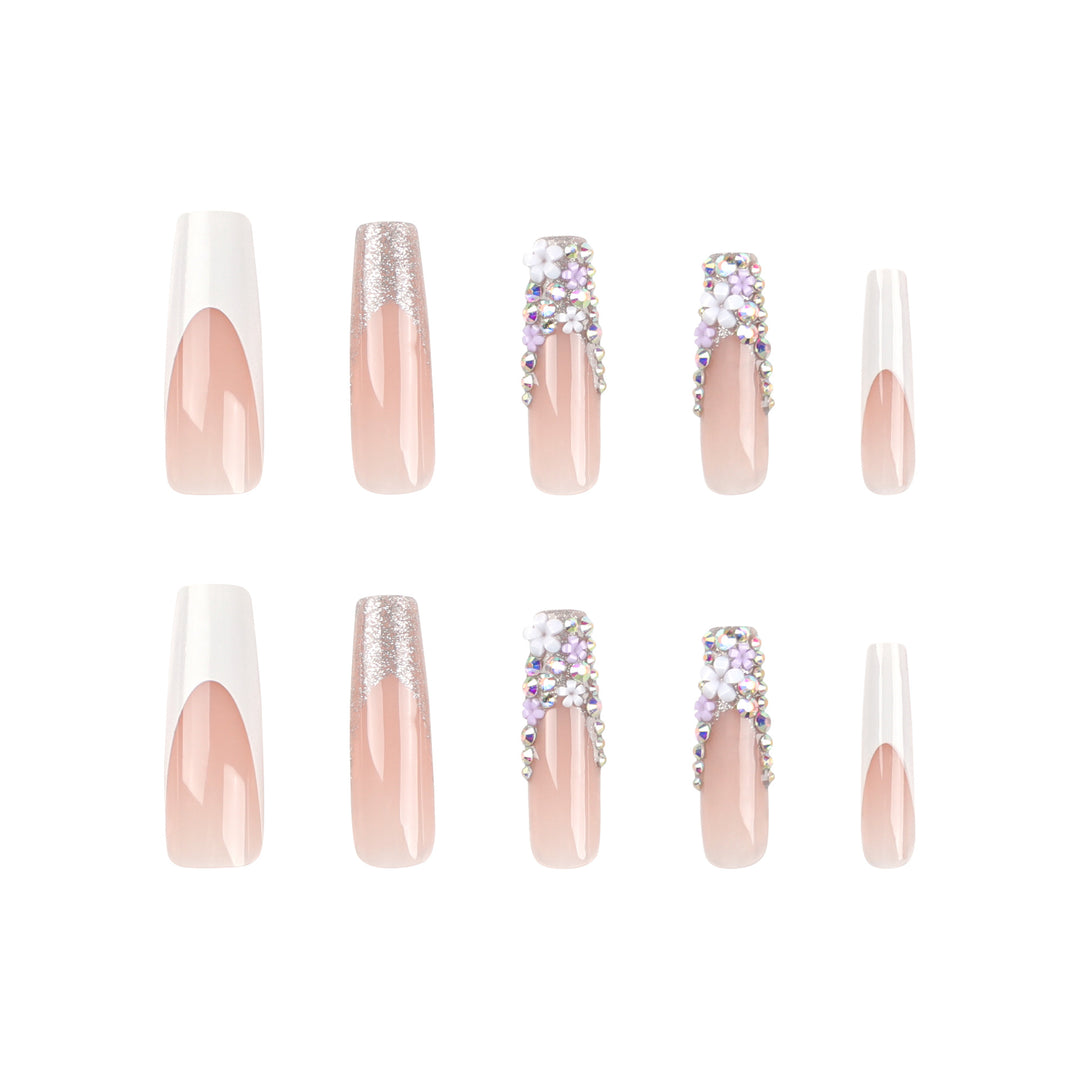 Kunstvolle Nagelverlängerungen mit Glitzer- und Blumendekor Karnz