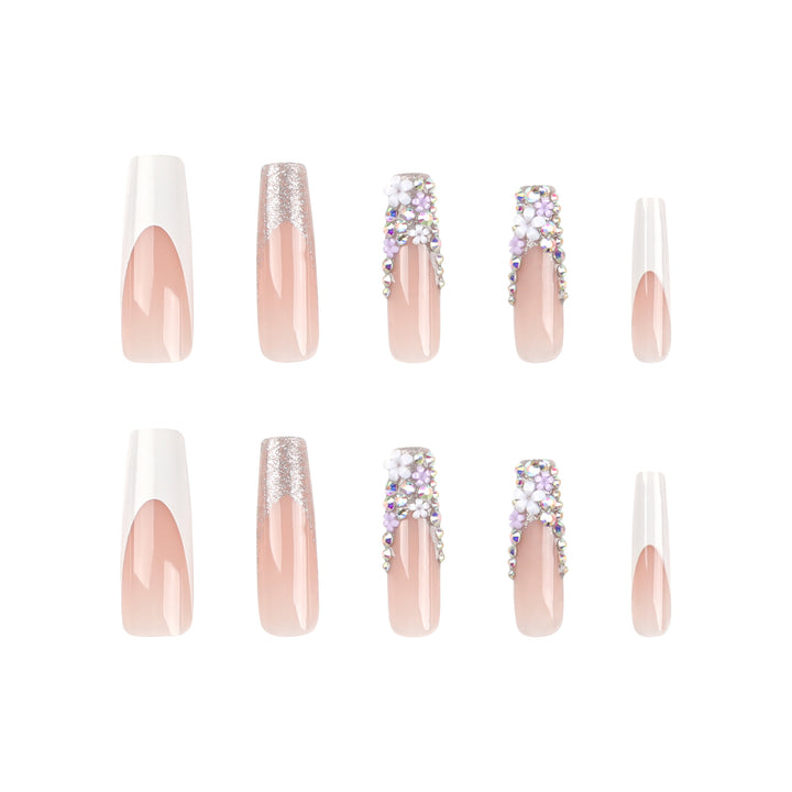 Kunstvolle Nagelverlängerungen mit Glitzer- und Blumendekor Karnz