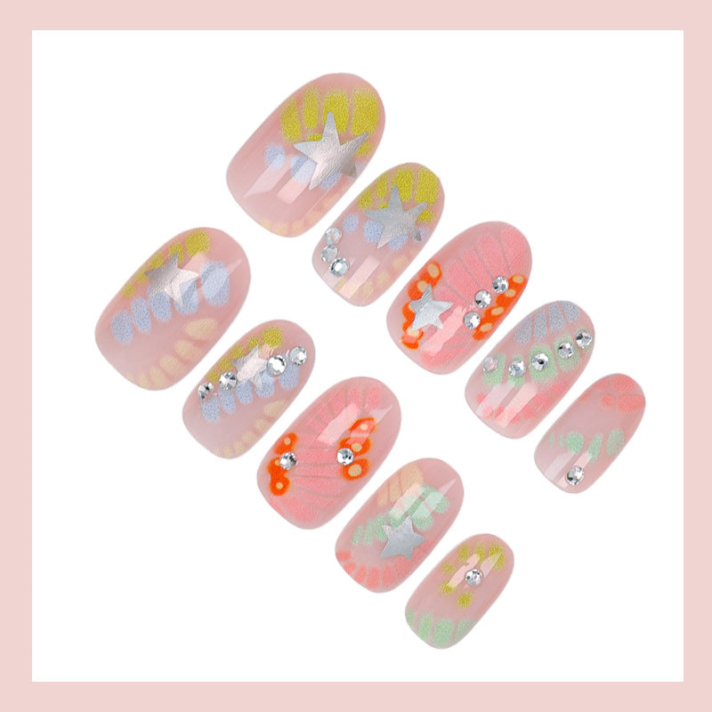Kunstnagelset mit kreativen Designs und Glitzerakzenten Karnz