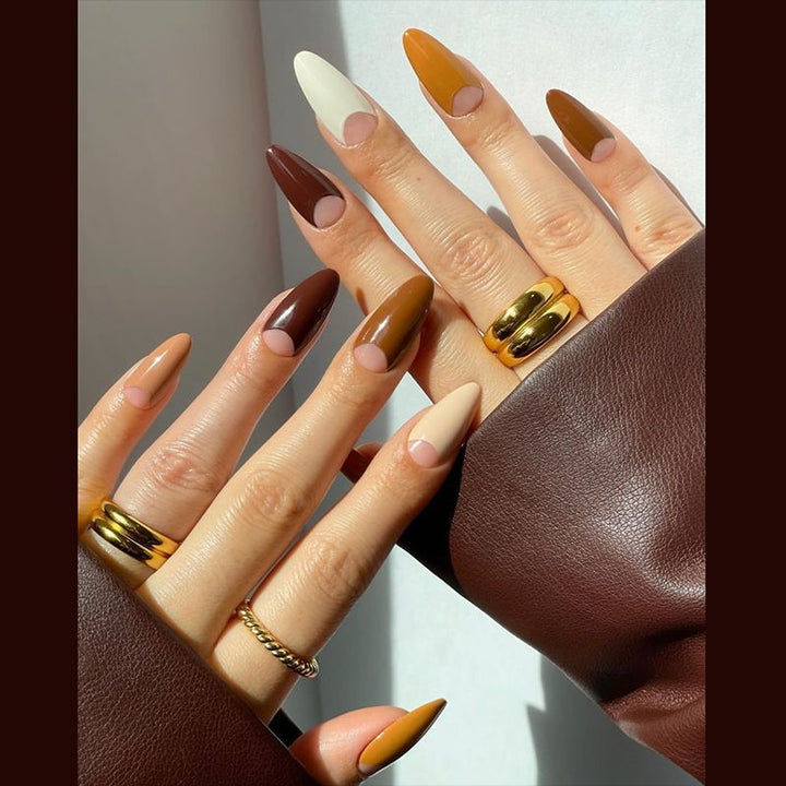 Elegantes Stiletto Press-On Nagelset mit einzigartigen französischen Tipps Karnz