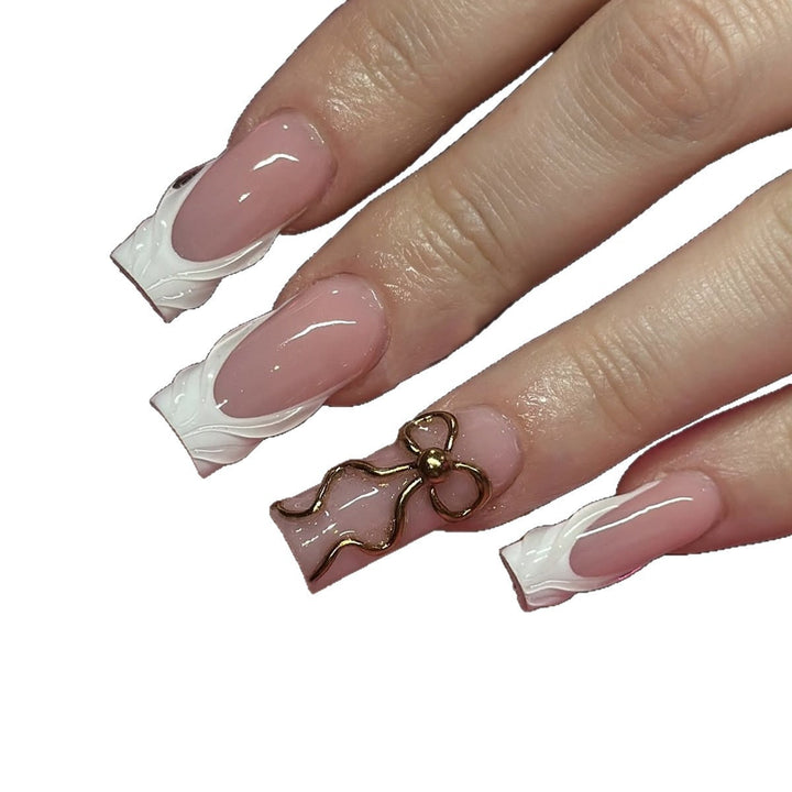 Kunstnagelset mit luxuriösen goldenen Akzenten und elegantem Design Karnz