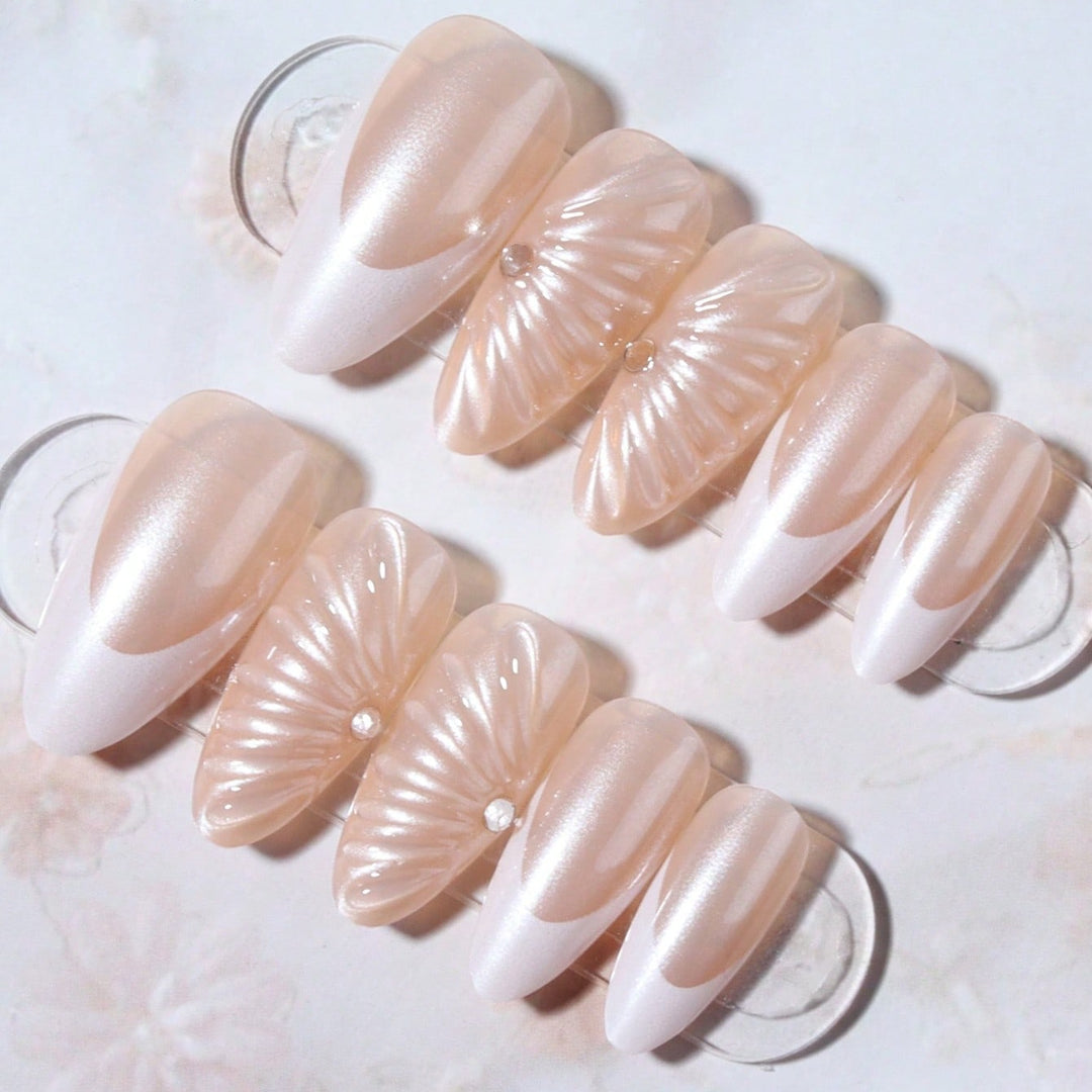 Kunstnagelset mit eleganten Muschelmuster und Glitzerakzenten Karnz
