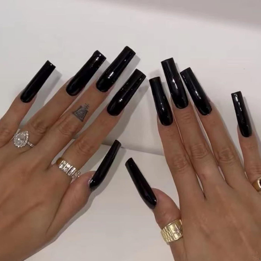 Kunstnagelset mit hochglänzenden, eleganten Spitzen Karnz