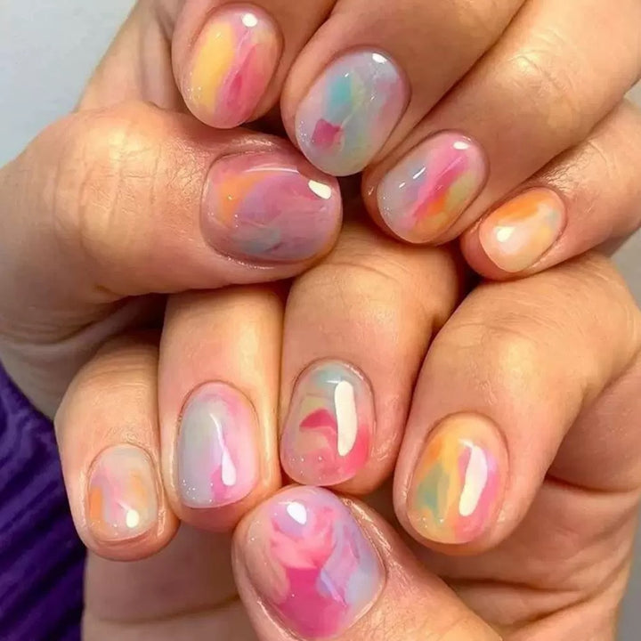Kunstnagelset mit Marmormuster Karnz