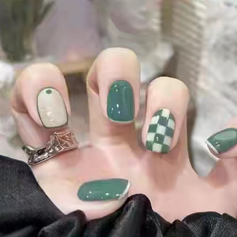 Künstlerisches Press-On Nagelset mit kariertem und einfarbigem Design