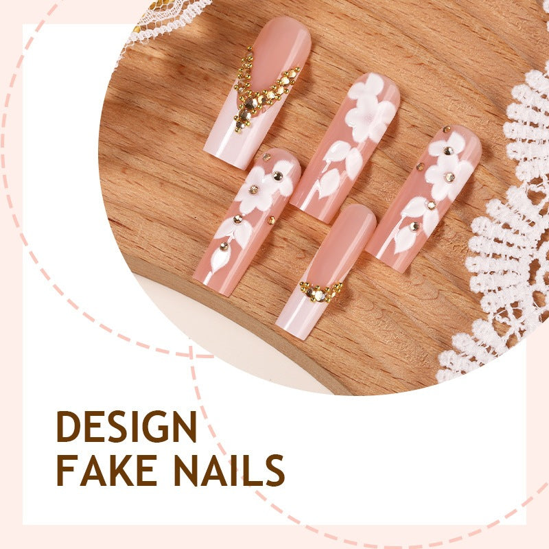 Kunstnagelset mit raffinierten Blüten- und Glitzerelementen Karnz