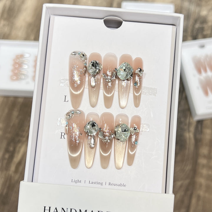 Glamouröse Stiletto Press-On Nagelspitzen mit Kristallverzierungen Karnz