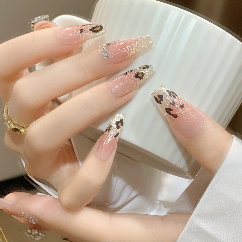 Kunstnagelset mit Glitzer- und Leopardenmotiv Karnz