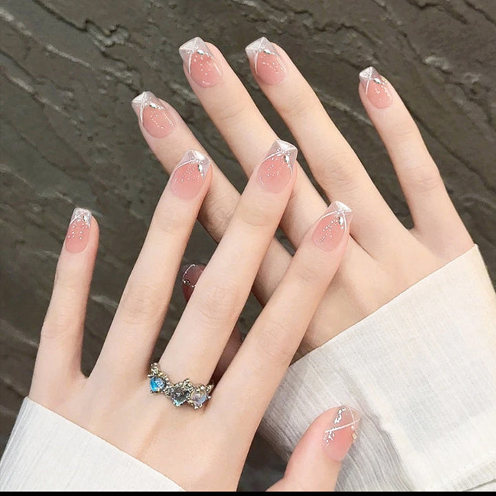 Kunstnagel Set mit Glitzerakzenten Karnz