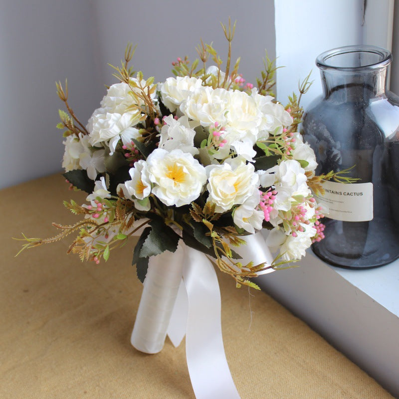 Lebensechter Blumenstrauß mit Seidenblumen