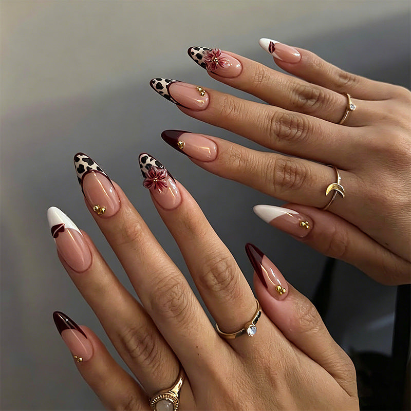 Kunstvolles Nagelset mit floralen Akzenten Karnz