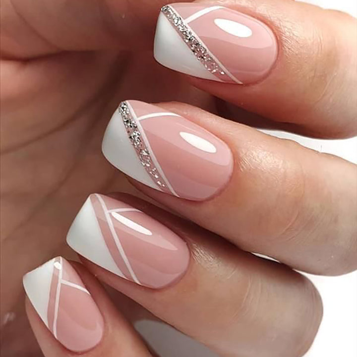Elegante French Tip Aufklebenägel mit funkelnden Akzenten Karnz