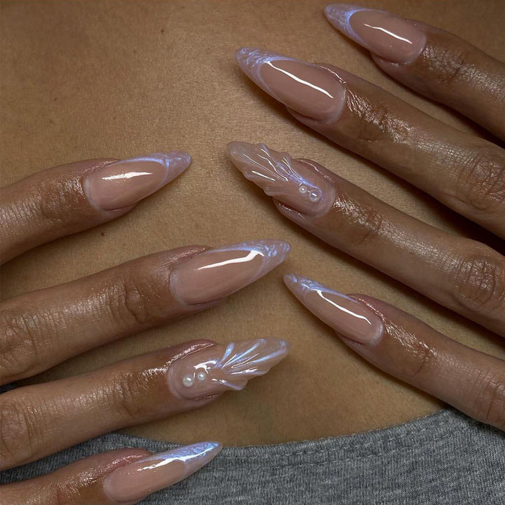 Künstliche Nailart mit geschwungenem Design Karnz