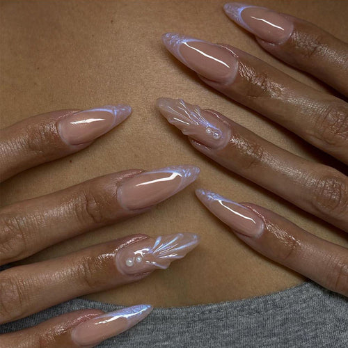 Künstliche Nailart mit geschwungenem Design Karnz