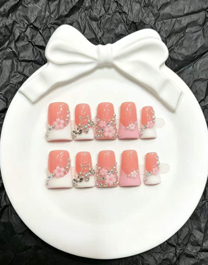Dekoratives Press-On Nail Art Set mit floralen und Insektenakzenten