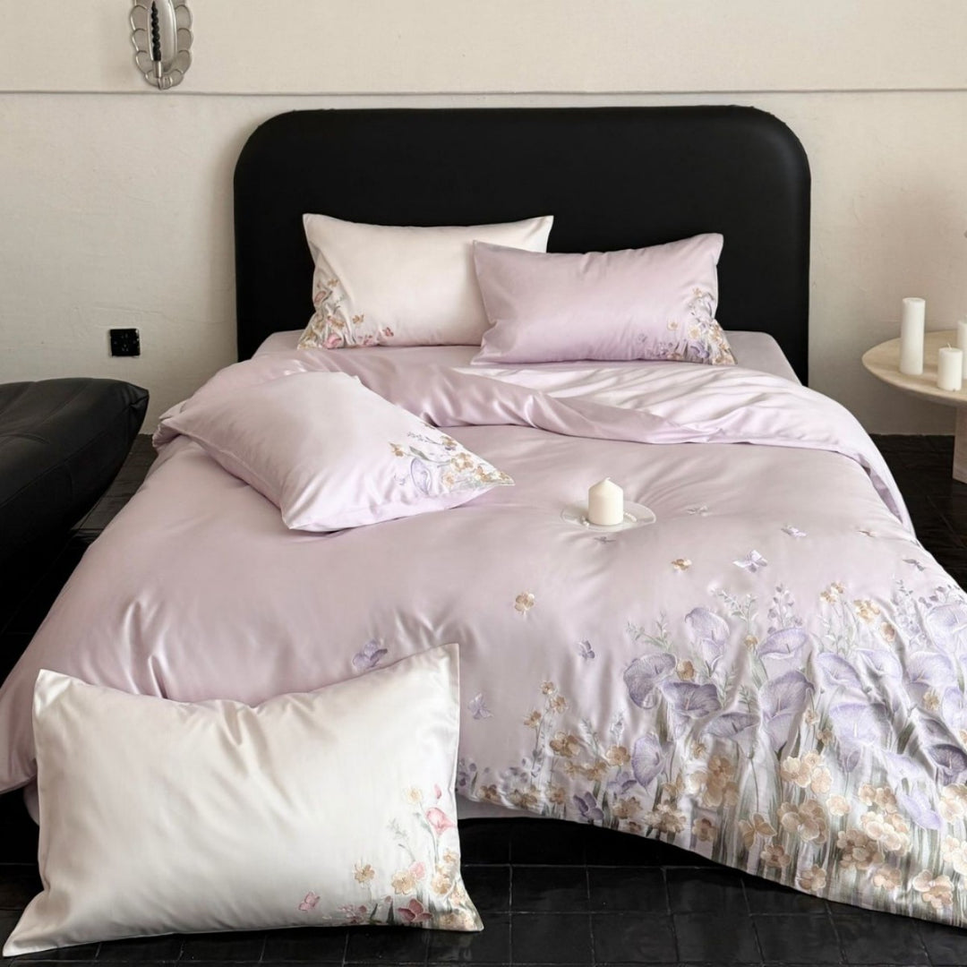 Luxuriöse Satin-Bettgarnitur mit floraler Reliefstickerei und Perlmutt-Glanz