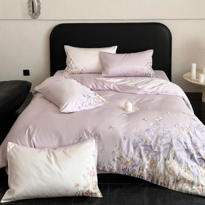 Luxuriöse Satin-Bettgarnitur mit floraler Reliefstickerei und Perlmutt-Glanz