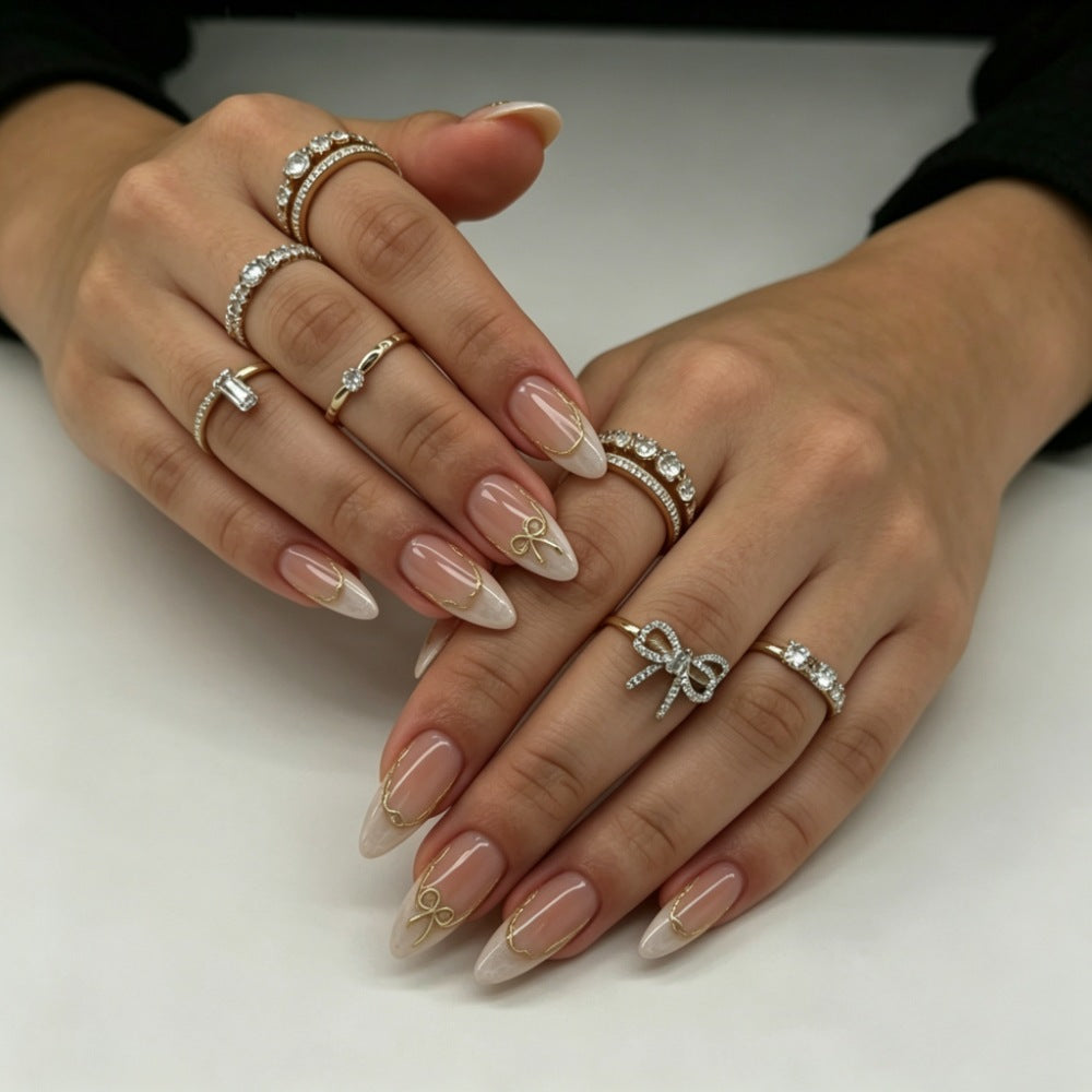 Elegantes Press-On-Nagelset mit goldenen Akzenten Karnz