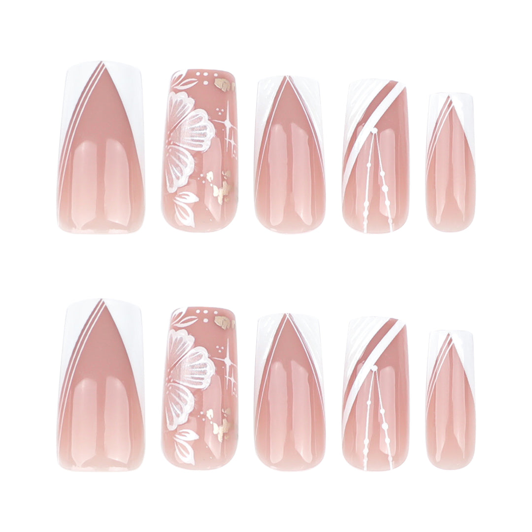 Kunstvolle Nagelkunst mit eleganten floralem Design Karnz