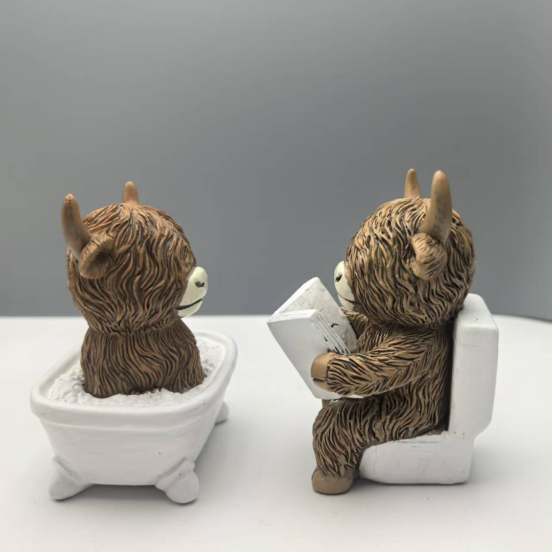 Lustige Dekofigur eines Highlandrinds in Badewanne Karnz