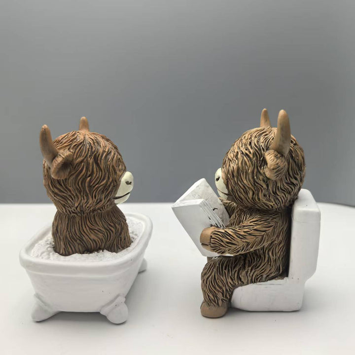 Lustige Dekofigur eines Highlandrinds in Badewanne Karnz