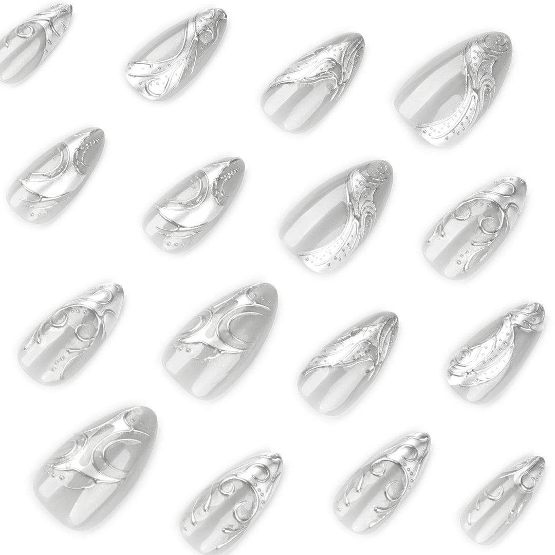 Kunstvolle Stiletto-Nägel mit elegantem Silber-Design Karnz