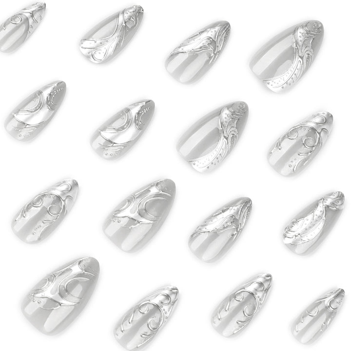 Kunstvolle Stiletto-Nägel mit elegantem Silber-Design Karnz